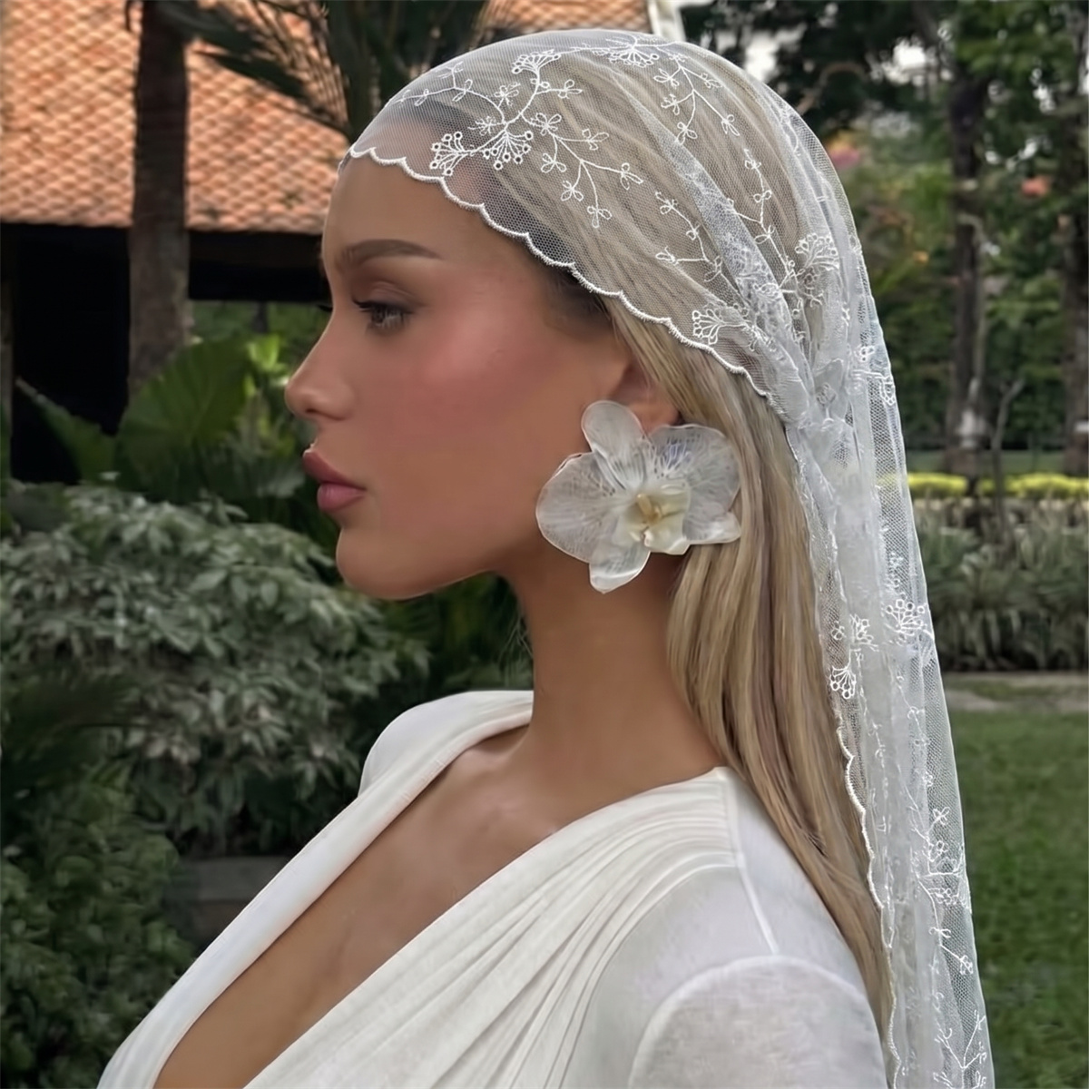 Women Fashion Necktie - Foulard blanc en dentelle florale et