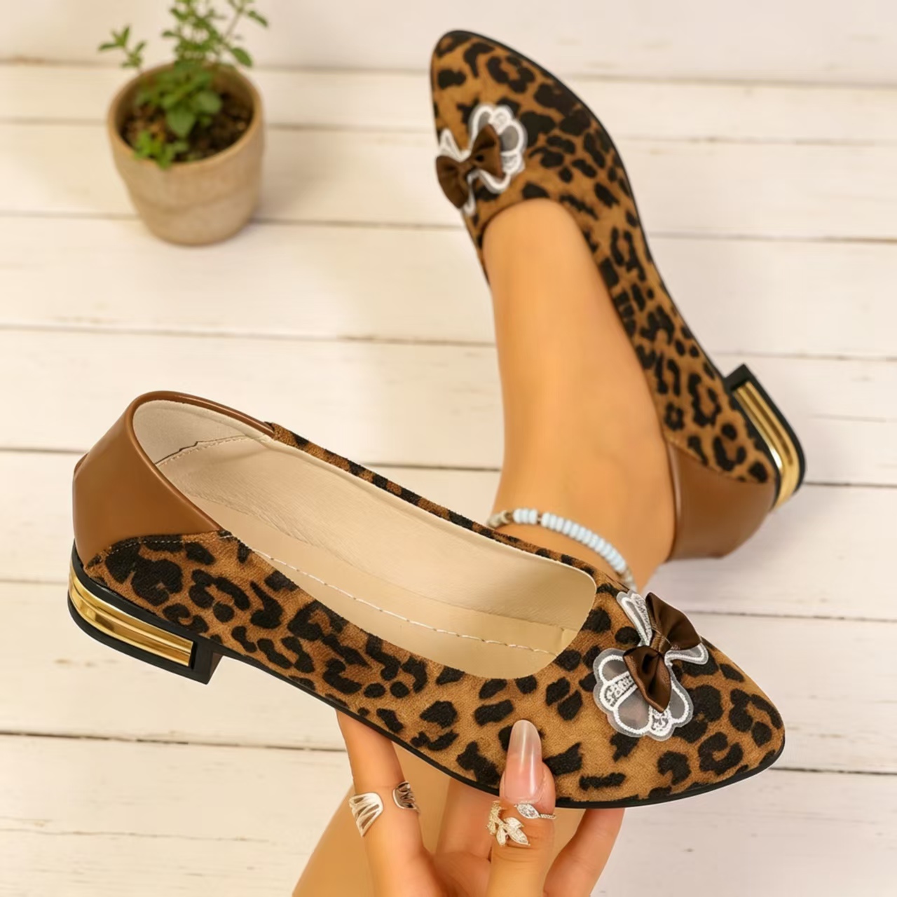 Women'S Fashion Shoes - Escarpins à talon carré bas et