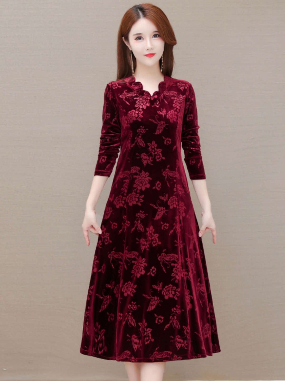 Women Fashion Over The Years - Robe élégante en velours, col en